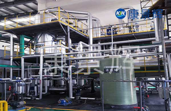 三效蒸發器各效溫度與三效蒸發器的壓力、真空度都有關系，各效溫度差異要看工況設計、差距在2-30℃不等。